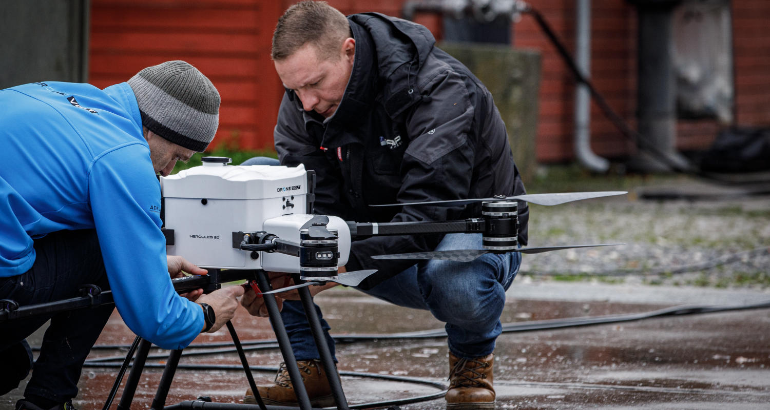 Pilot og tekniker klargør Hercules 20 dronen