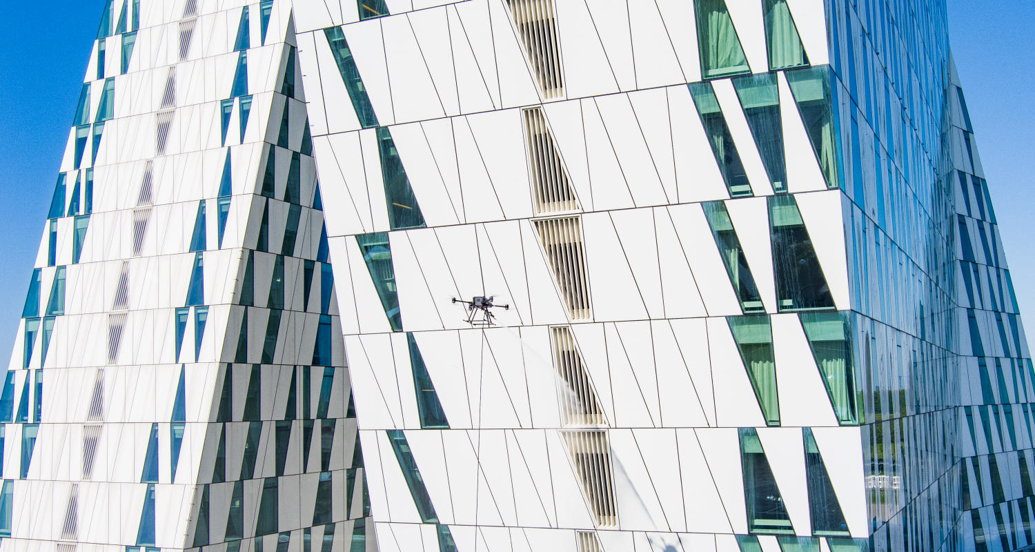 High-DRA drone i luften ved BellaSky facade